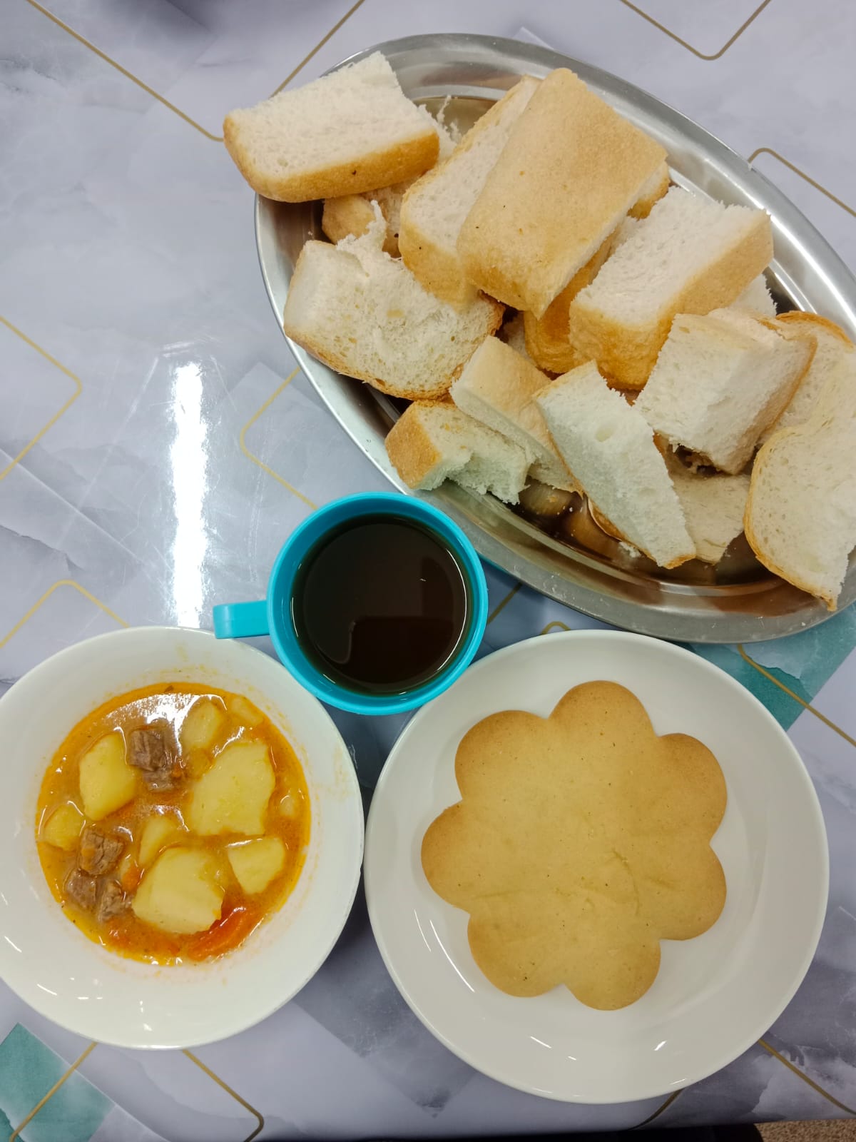 Ақ нан, жаркое, үш құрамды компот, коржик