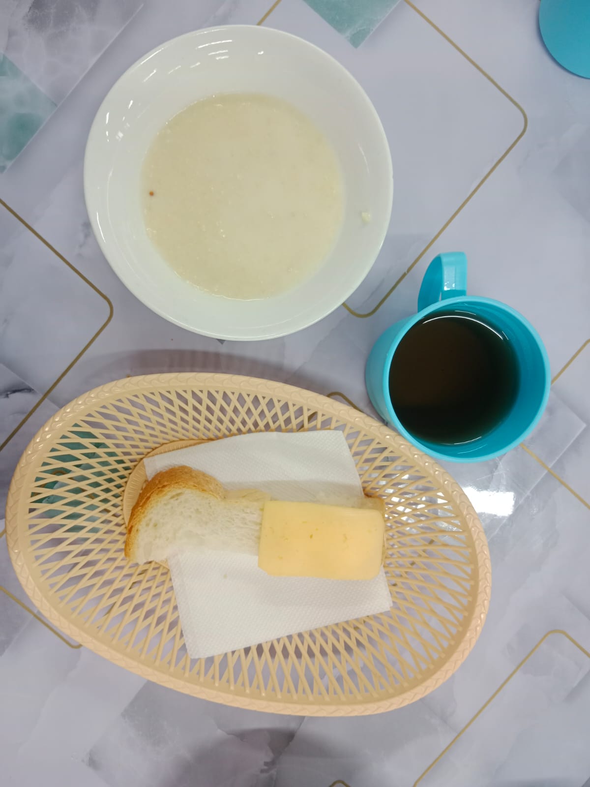 Ақ нан, тары ботқасы, сары май, сыр, қантпен шәй